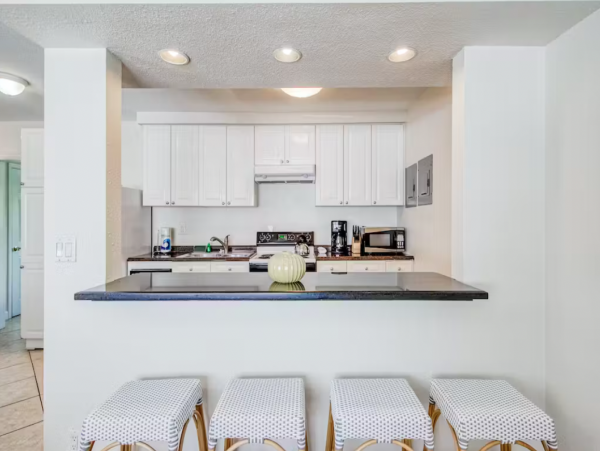 Two Bedroom  One Block to Beach in Fort Lauderdale - Dog Friendly