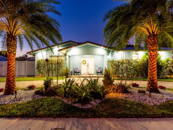 Gorgeous 5 Bedroom Vacation Home in Fort Lauderdale with Pool