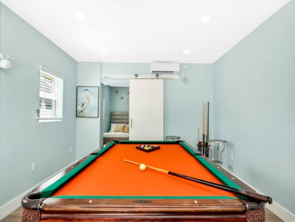 Gorgeous 5 Bedroom Vacation Home in Fort Lauderdale with Pool