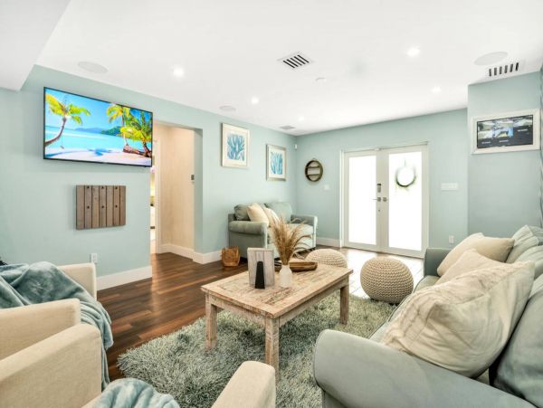 Gorgeous 5 Bedroom Vacation Home in Fort Lauderdale with Pool