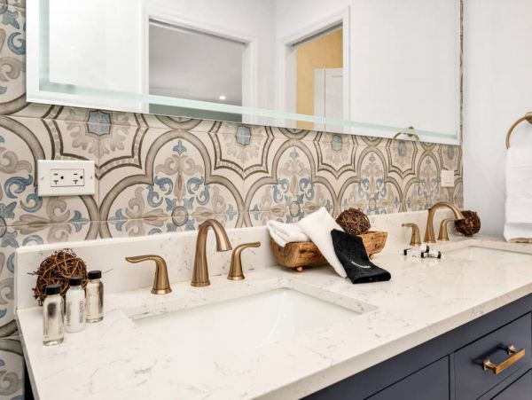 Gorgeous 5 Bedroom Vacation Home in Fort Lauderdale with Pool