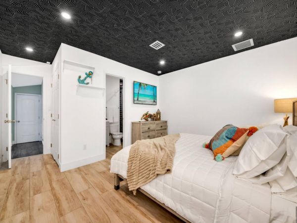 Gorgeous 5 Bedroom Vacation Home in Fort Lauderdale with Pool