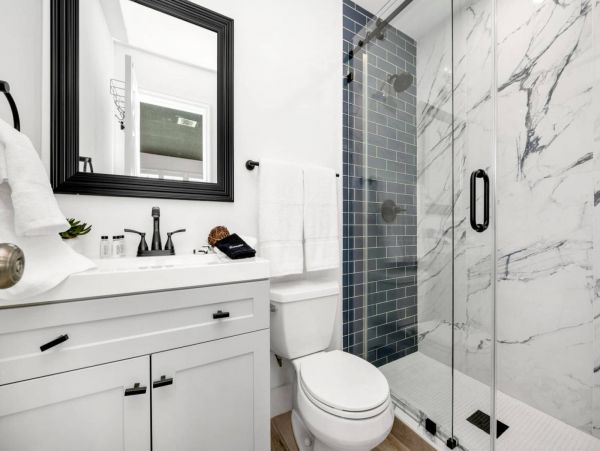 Gorgeous 5 Bedroom Vacation Home in Fort Lauderdale with Pool