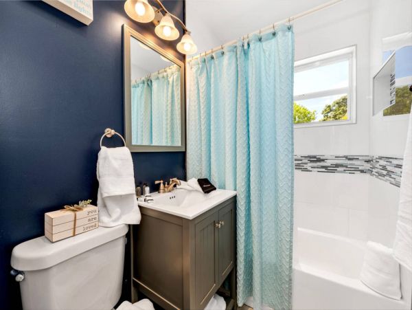 Gorgeous 5 Bedroom Vacation Home in Fort Lauderdale with Pool