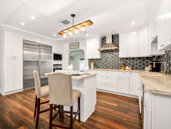 Gorgeous 5 Bedroom Vacation Home in Fort Lauderdale with Pool