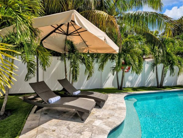 Gorgeous 5 Bedroom Vacation Home in Fort Lauderdale with Pool