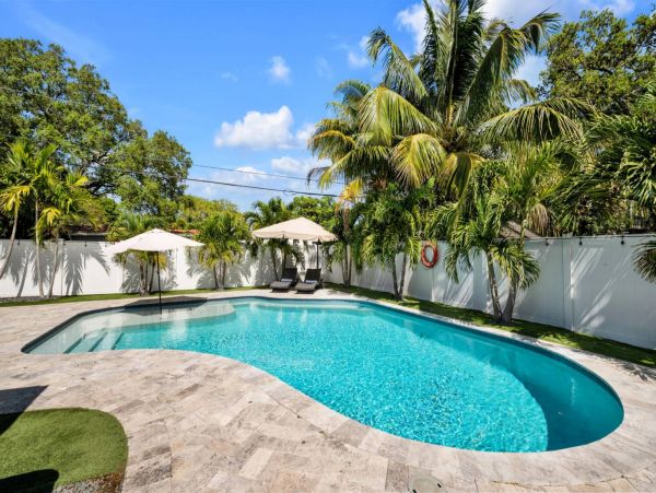 Gorgeous 5 Bedroom Vacation Home in Fort Lauderdale with Pool