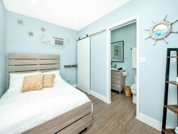 Gorgeous 5 Bedroom Vacation Home in Fort Lauderdale with Pool