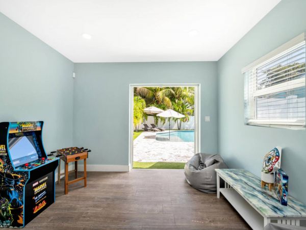 Gorgeous 5 Bedroom Vacation Home in Fort Lauderdale with Pool