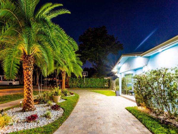 Gorgeous 5 Bedroom Vacation Home in Fort Lauderdale with Pool