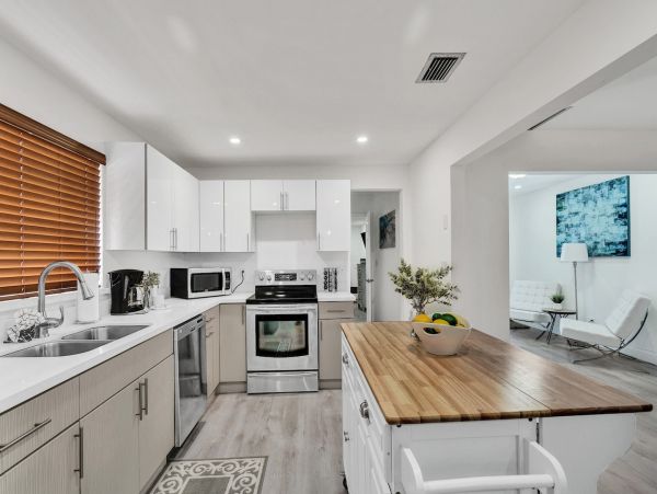 Dania Beach Charming Vacation Pool Home Sleeps 10