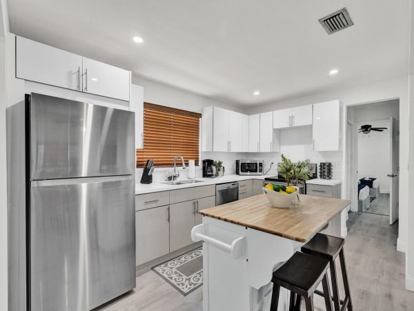Dania Beach Charming Vacation Pool Home Sleeps 10