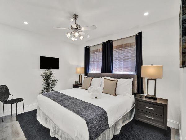 Dania Beach Charming Vacation Pool Home Sleeps 10