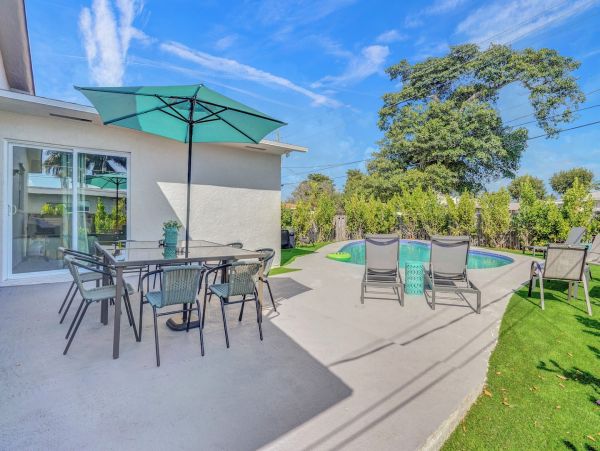 Dania Beach Charming Vacation Pool Home Sleeps 10