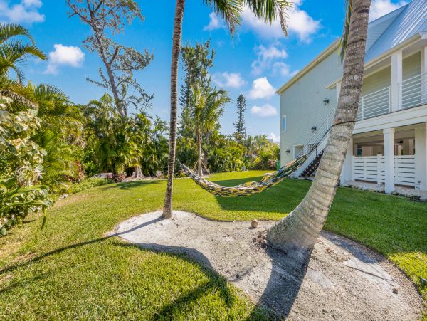 Anna Maria 3 Bedroom Vacation Pool Home Close to Beach