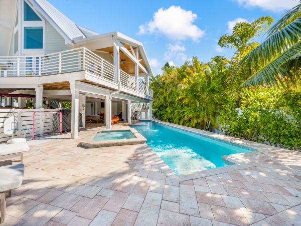Anna Maria 3 Bedroom Vacation Pool Home Close to Beach