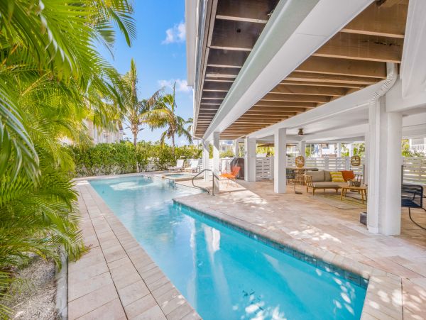 Anna Maria 3 Bedroom Vacation Pool Home Close to Beach