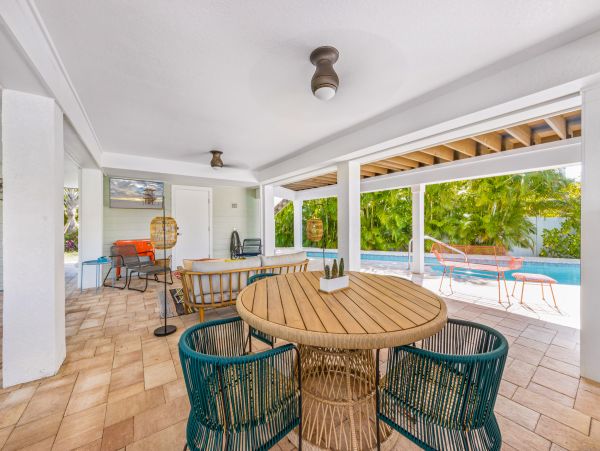 Anna Maria 3 Bedroom Vacation Pool Home Close to Beach