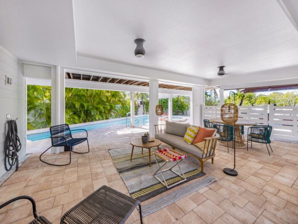 Anna Maria 3 Bedroom Vacation Pool Home Close to Beach