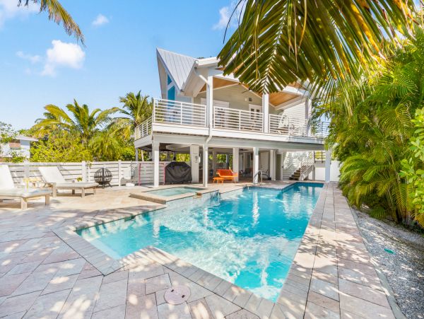 Anna Maria 3 Bedroom Vacation Pool Home Close to Beach