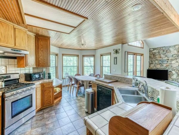 Peaceful Mountain Retreat 7 BR North Fork Vacation Home