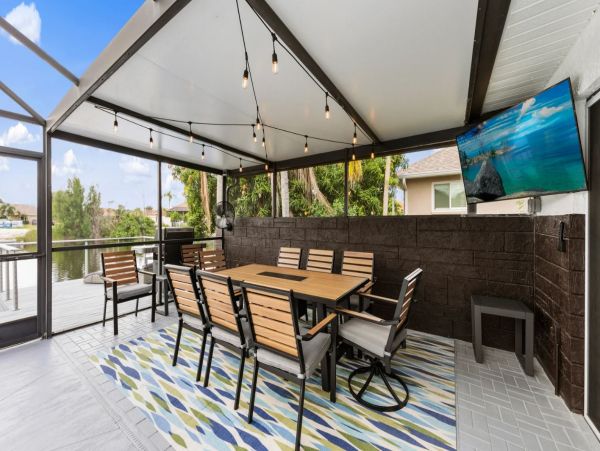 Canalfront Luxury Home in Cape Coral with Pool and Boat Dock