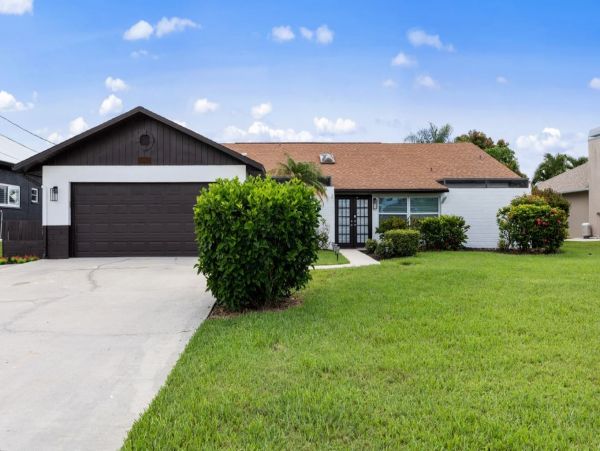 Canalfront Luxury Home in Cape Coral with Pool and Boat Dock