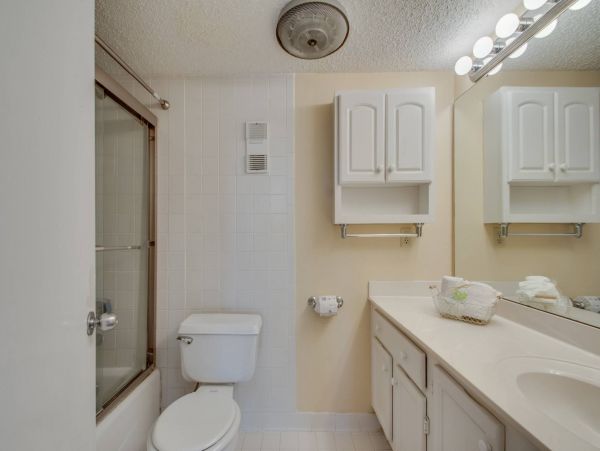 Destin Vacation Condo Two Bedroom Walk to Beach