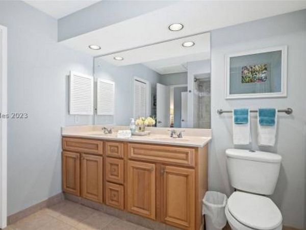 Hilton Head Vacation Condo Two Bedroom Walk to Beach