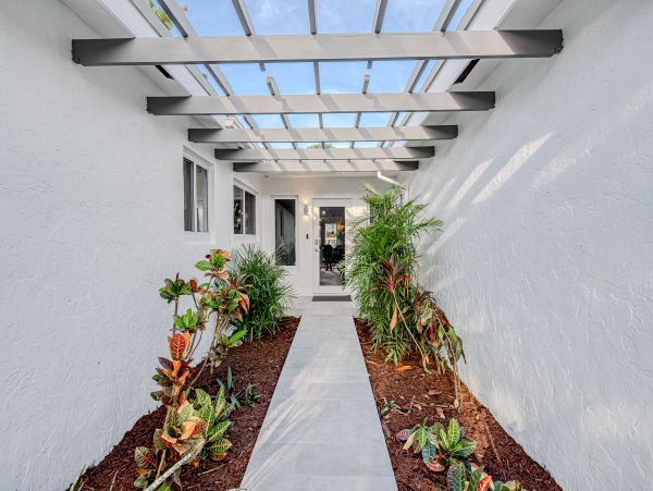 Beautiful Fort Lauderdale Home w/ 3 Bedrooms, Pool & Kayaks