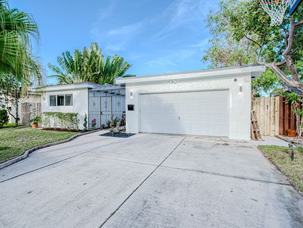 Beautiful Fort Lauderdale Home w/ 3 Bedrooms, Pool & Kayaks