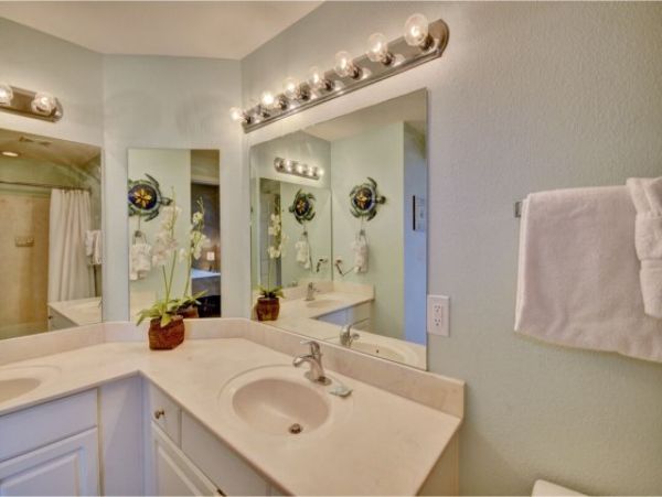 Lovely 3rd Floor Corner Unit