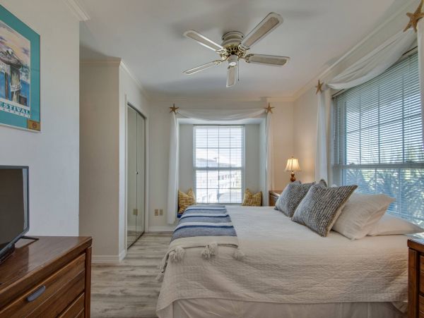 Miramar Beach One Bedroom Condo Steps to the Sugar White Sands