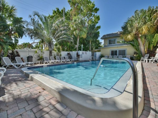 Charming 2 Bedroom Vacation Condo in St. Pete Beach