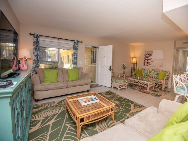 Charming 2 Bedroom Vacation Condo in St. Pete Beach