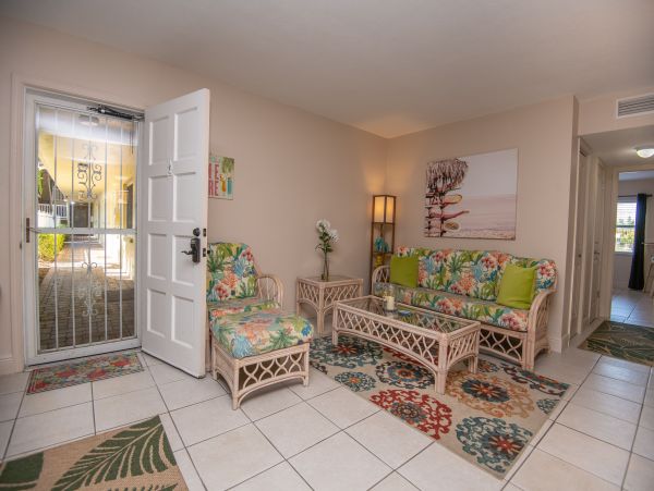 Charming 2 Bedroom Vacation Condo in St. Pete Beach
