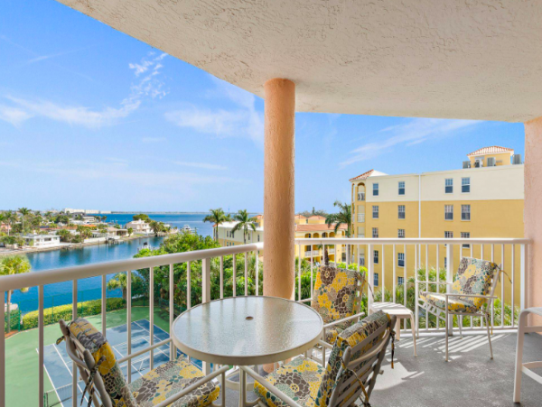 2 Bedroom Condo in St. Pete with water views