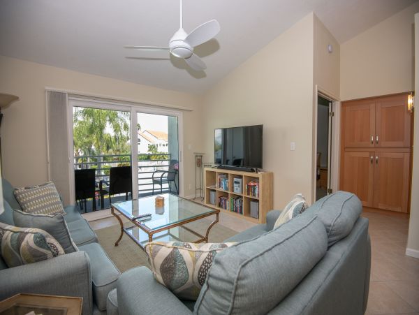 Lovely 2 Bedroom Vacation Condo with Great Amenities