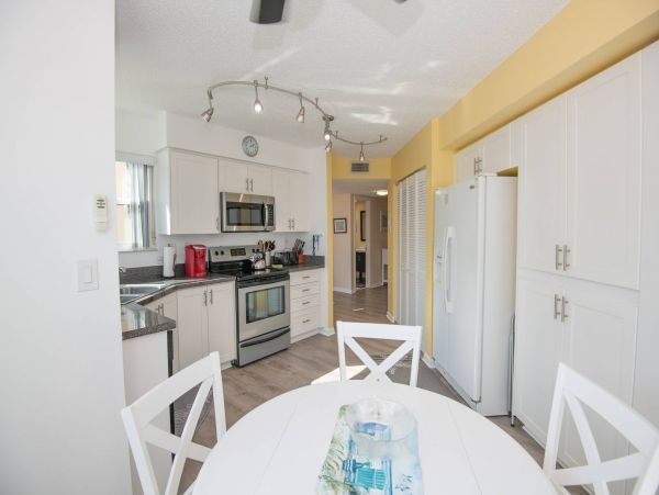 Lovely Corner Unit with 2 Bedrooms in St. Petersburg