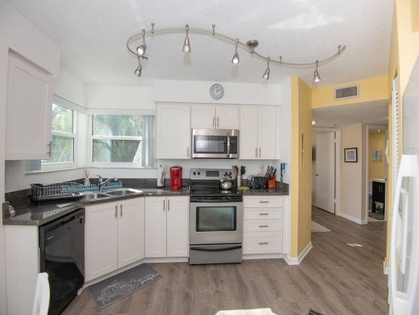Lovely Corner Unit with 2 Bedrooms in St. Petersburg