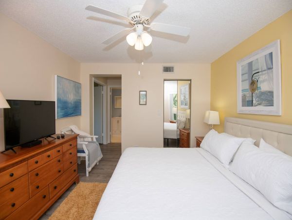 Lovely Corner Unit with 2 Bedrooms in St. Petersburg