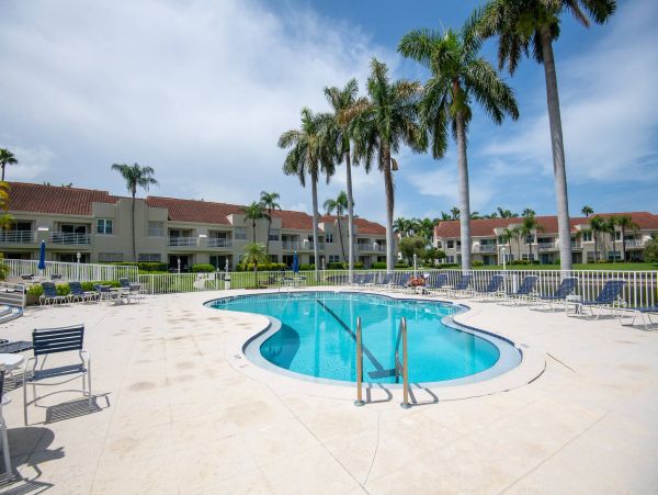 Lovely Corner Unit with 2 Bedrooms in St. Petersburg