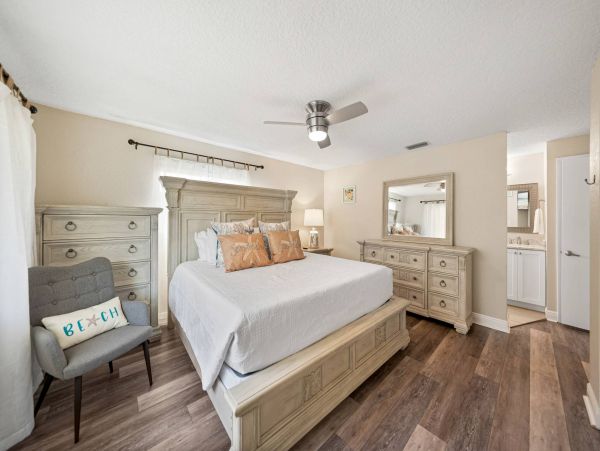 4 Bedroom Vacation Home in Seminole with Private Heated Pool
