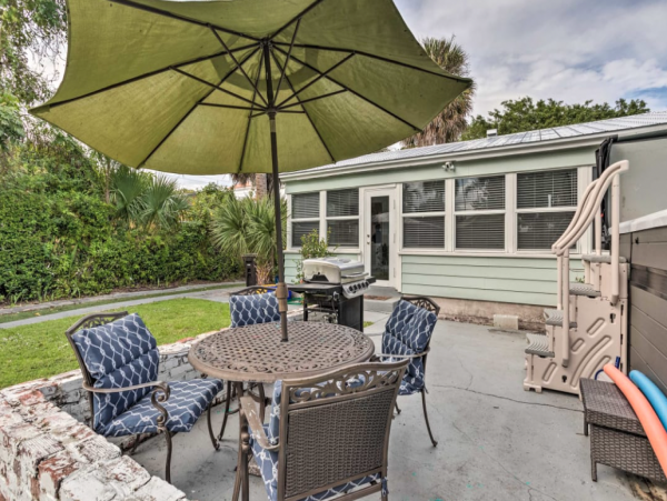 Two Bedroom Bungalow with Shared Backyard Sleeps up to Five Guests