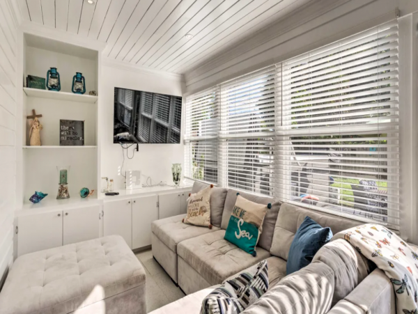 Two Bedroom Bungalow with Shared Backyard Sleeps up to Five Guests
