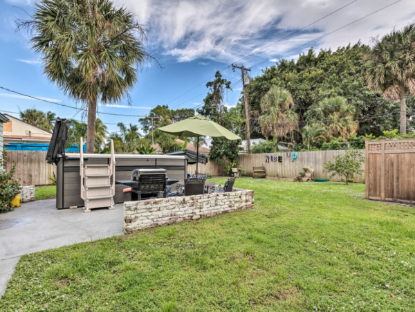 Two Bedroom Bungalow with Shared Backyard Sleeps up to Five Guests