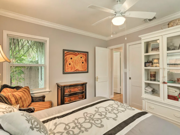 Two Bedroom Bungalow with Shared Backyard Sleeps up to Five Guests