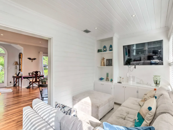 Two Bedroom Bungalow with Shared Backyard Sleeps up to Five Guests