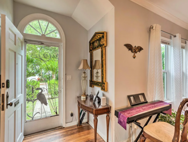 Two Bedroom Bungalow with Shared Backyard Sleeps up to Five Guests