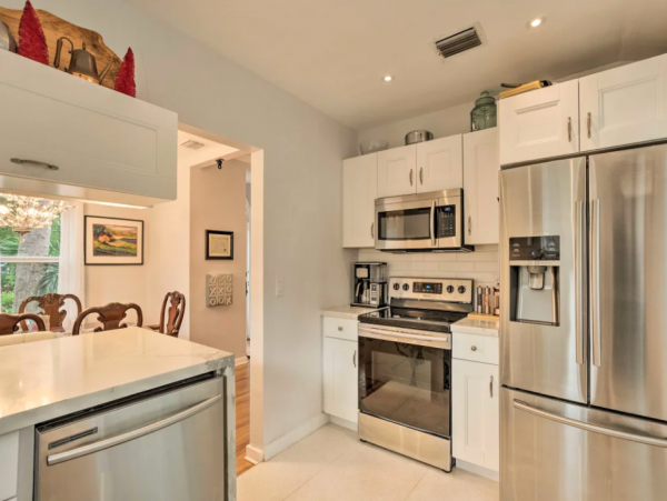 Two Bedroom Bungalow with Shared Backyard Sleeps up to Five Guests